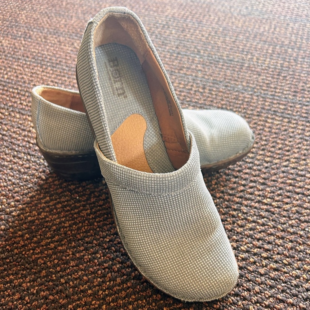 BORN Peggy Square Grid Clogs Women’s 
Size 7.5 Warm Gray Geometric